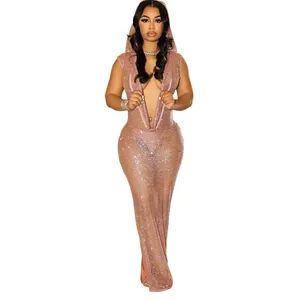 Détail d'une robe longue à capuche avec décolleté plongeant et paillettes sur tissu transparent