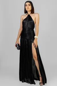 Elegantes schwarzes Metallic-Plissee-Maxikleid mit Neckholder und Beinschlitz-Detail