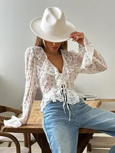 Elegante blusa de gasa con estampado floral vintage francés, cuello en V y volantes
