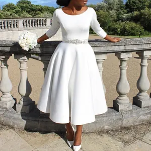 Elegantes weißes A-Linien-Abendkleid mit Dreiviertelarm und funkelndem Schmuckgürtel