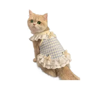 Adorable robe pour chat à carreaux bleus avec volants en dentelle et nœuds crème