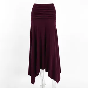 Dettaglio di gonna in maglia viola scuro con vita alta drappeggiata e orlo a trapezio