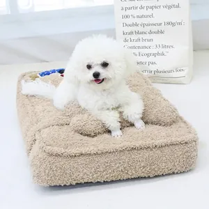 Zachte pluche huisdiermand met geborduurde teckel voor kleine tot middelgrote honden
