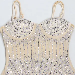 Dettaglio dei lussuosi motivi in strass argento su un abito sottoveste beige trasparente