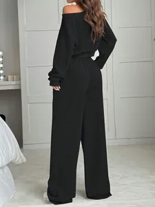 Élégant ensemble de détente noir deux pièces avec haut à épaules dénudées et pantalon large