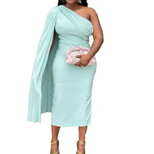 Detailansicht des minzgrünen One-Shoulder-Abendkleids mit elegantem Cape-Ärmel und Falten