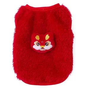Gilet caldo rosso in pile per cani con ricamo di mascotte leone per la stagione invernale