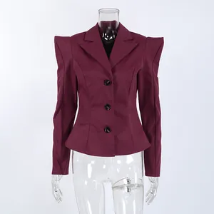 Vista frontale di blazer rosso scuro con spalle strutturate e vita molto stretta