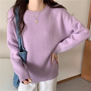Gros plan d'un pull en maille lavande à coupe ample avec une texture douce et col rond.