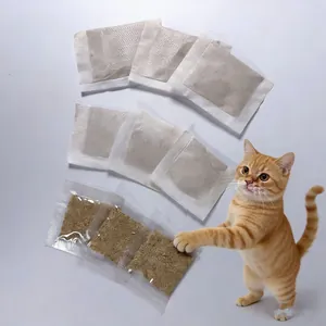 Primo piano di bustine di erba gatta con un simpatico gatto rosso per il divertimento.