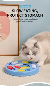 Chat à poils longs interagissant avec un jouet puzzle bleu pour une alimentation plus lente