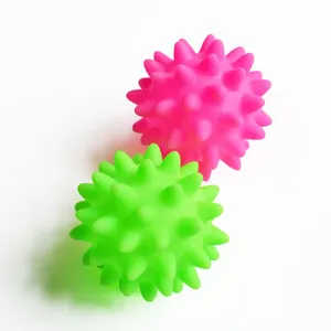 Primo piano di palline per cani in vinile rosa e verdi con punte massaggianti per pulizia denti