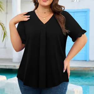 Vista detallada de blusa negra de talla grande para mujer con cuello en V y mangas con volantes