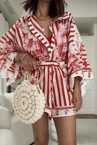 Detalle de conjunto de camisa y pantalón corto de flores a rayas rojas con bolso