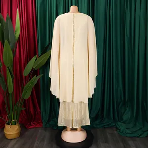 Elegante Rückansicht eines Chiffon-Capes kombiniert mit einem Pailletten-Maxikleid.