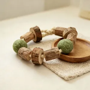 Detail eines Katzenminzen-Holzrings für Katzen mit natürlicher Textur zum Beißen