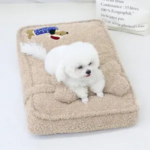Zacht beige pluche huisdierbed met teckel borduursel en een schattige hond