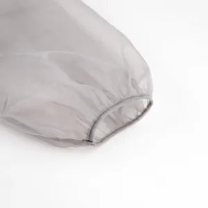Detaillierte Nahaufnahme einer grauen Manschette aus transparentem Mesh mit feiner Textur