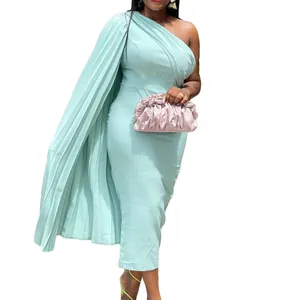Elegantes Detail eines mintgrünen One-Shoulder-Kleides mit langem plissiertem Umhang