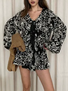 Elegante set vacanza due pezzi in jacquard con top con lacci e pantaloncini coordinati