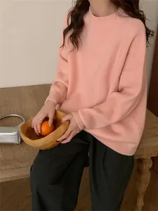 Vue détaillée d'un pull en maille rose à col rond pour femme dans un style décontracté.