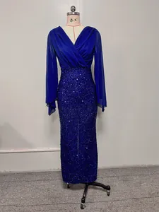 Detail van koningsblauwe chiffon top met V-hals en een rok met pailletten