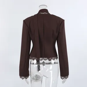Achteraanzicht van elegante bruine dames blazer met kantafwerking en lintdetail.