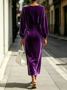 Elegante vestido maxi de terciopelo morado con mangas farol y ajuste ceñido vista trasera
