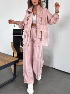 Elegante set due pezzi rosa lucido con giacca a tasche cargo e pantaloni a gamba larga