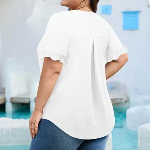 Vista trasera de una blusa blanca de talla grande con mangas cortas y volantes