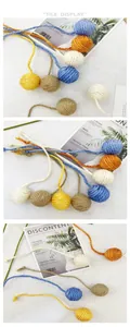 Vista detallada de pelotas de juguete de sisal de colores para gatos con colas largas