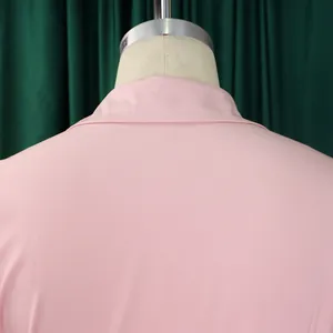 Primer plano del diseño del cuello trasero de este elegante vestido rosa para mujer