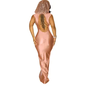 Gros plan d'une robe longue à paillettes rose avec capuche et dos nu, coupe ajustée élégante