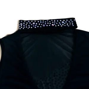 Detalle en primer plano del cuello con pedrería en un vestido de malla negra ajustado