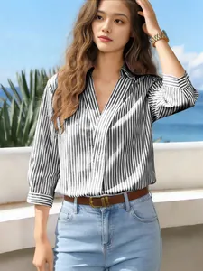 Camicia classica a righe verticali bianche e nere da donna con scollo a V estiva