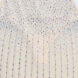 Vista macro dettagliata di strass argentati scintillanti su elegante tessuto a rete beige