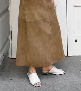 Detailansicht des khakifarbenen Wildleder-Midirocks mit hoher Taille und geradem Schnitt.