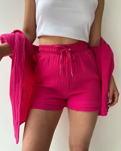 Detailansicht der pinkfarbenen strukturierten Shorts und des passenden Hemdes für Damen