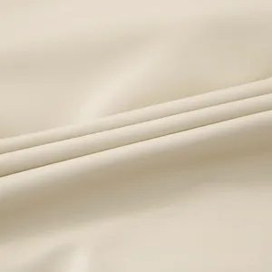 Detailaufnahme von hochwertigem cremefarbenem mattem Kunstleder mit sehr feiner Textur