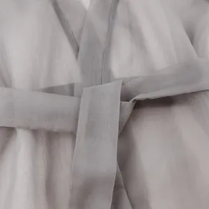 Detailansicht aus transparentem grauem Netzstoff mit einem Bindegürtel für einen sexy Look.