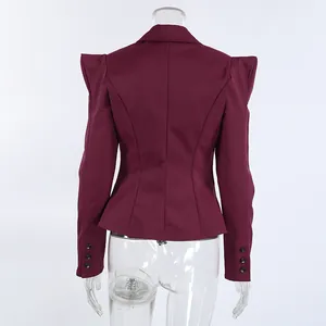Vista posteriore di un blazer bordeaux sfiancato con spalline strutturate e polsini bottoni.