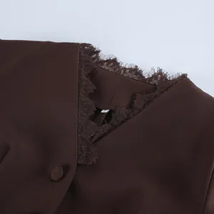Gedetailleerde opname van deze bruine blazer met V-hals en elegante kanten rand