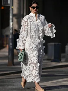 Robe longue blanche élégante avec de délicates appliques en dentelle florale 3D chic
