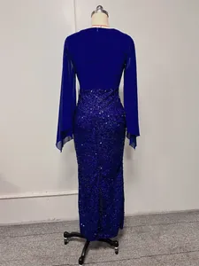 Achterzijde detail van koningsblauwe chiffon pailletten avondjurk op een etalagepop.