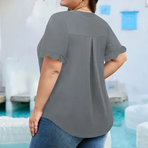 Vista posterior de la blusa gris de talla grande para mujer con detalle de volantes.