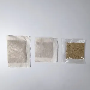 Dettaglio di tre bustine di polvere di erba gatta in tessuto non tessuto e plastica
