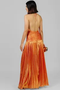 Rückansicht eines metallisch orangen Plisseekleides mit elegantem rückenfreiem Design.