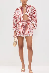 Conjunto de 2 piezas para mujer con rayas rojas y blancas y estampado floral, camisa y shorts
