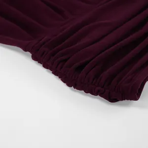 Dettaglio di gonna in maglia bordeaux con trama della vita a pieghe sofisticata