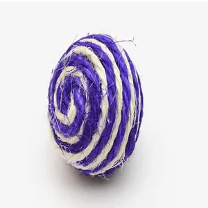 Nahaufnahme eines lila-weißen Spiralseilballs aus Sisal für Katzen zum Kauen und Kratzen